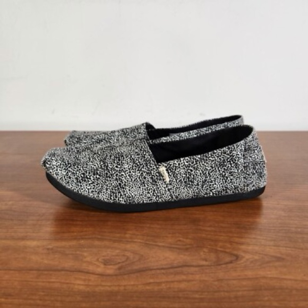 Black and White cheetah Tom’s size 7.